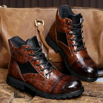 2023 Мъжки ботуши Есенна пролет кожа кръг Toe решетка модел квадратна пета мъжки обувки изящна мода свободно време дизайн мъжки ботуши